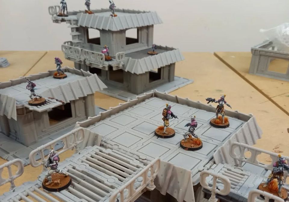 Figurines en position sur les toits de Sector Alaya